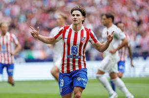 Julian Alvarez comemora gol em duelo contra o Real Madrid (Foto: oscar del Pozo/AFP)