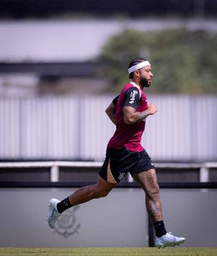Corinthians pode contar com Depay nesta semana decisiva