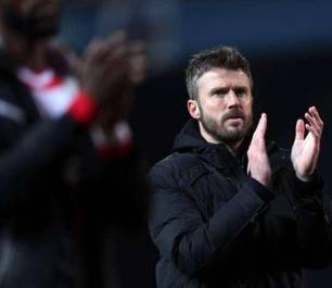 Manchester United confirma Michael Carrick como técnico