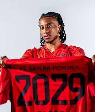 Michael Olise brilha no Bayern e entra na disputa pela Bola de Ouro