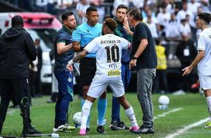 Neymar e substituido por engano (Foto: ROBERTO CASIMIRO/FOTOARENA/ESTADAO CONTEUDO)