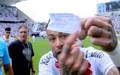 Neymar mostra a ficha de substituicao com o numero de Escobar apos erro da arbitragem (Foto: Reproducao