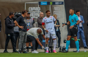 Neymar no atendimento medico durante Santos x Coritiba, valida pela 16a rodada do Campeonato Brasileiro, realizada na Neo Quimica Arena, em Sao Paulo, no domingo (17) (Foto: RAPHAEL CAMPOS DO PRADO/AGENCIA O DIA/ESTADAO CONTEUDO)