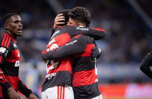Flamengo supera Grêmio e se aproxima do líder Palmeiras