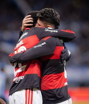 Flamengo supera Grêmio e se aproxima do líder Palmeiras
