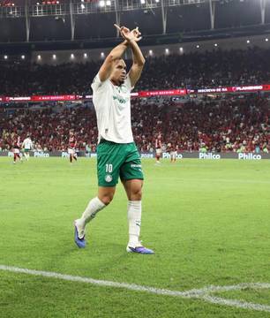STJD absolve Paulinho de acusação por provocação contra torcedores do Flamengo