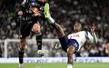 Penalti para o Leeds gerou reclamacao por parte do Tottenham. (Foto: Reuters