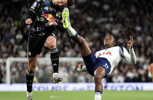 Penalti para o Leeds gerou reclamacao por parte do Tottenham. (Foto: Reuters)
