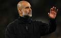 Pep Guardiola orienta o time do Manchester City no jogo contra o Bournemouth. (Foto: Glyn KIRK / AFP