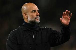 Pep Guardiola orienta o time do Manchester City no jogo contra o Bournemouth. (Foto: Glyn KIRK / AFP)