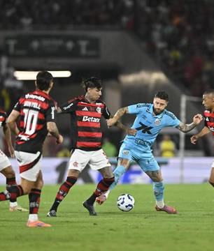 Flamengo observa Danilo e avalia reforços no meio-campo