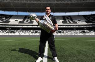 Raphael Rezende com a taca de campeao da Libertadores (Foto: Vitor Silva / Botafogo)