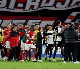 Confusão marca fim de jogo entre Santa Fe e Corinthians