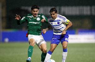 Soccer Football - Brasileiro Championship - Palmeiras v Cruzeiro - Allianz Parque, Sao Paulo, Brazil - May 16, 2026 Palmeiras' Mauricio in action with Cruzeiro's Lucas Romero REUTERS/Jean Carniel (Foto: Reuters/Jean Carniel/proibida reproducao)