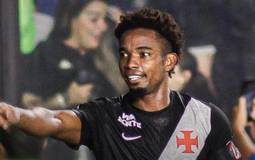 Vasco vence Athletico-PR e avança no Brasileirão
