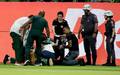 Torcedor do Palmeiras recebe atendimento medico apos tentar invadir campo. (Foto: Marcello Zambrana/AGIF