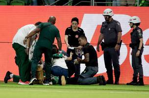 Torcedor do Palmeiras recebe atendimento medico apos tentar invadir campo. (Foto: Marcello Zambrana/AGIF)