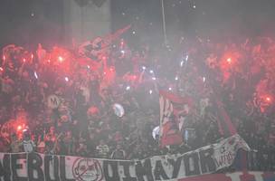 Torcedores do Independiente Medellin acenderam sinalizadores em jogo suspenso contra o Flamengo (Foto: Jaime SALDARRIAGA / AFP)