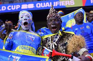 Torcida da Republica Democratica do Congo, antes da disputa da Copa do Mundo. (Foto: REUTERS/Abdelmjid Rizkou)