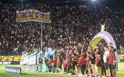 Torcida do Vitória protesta contra arbitragem e CBF antes de jogo
