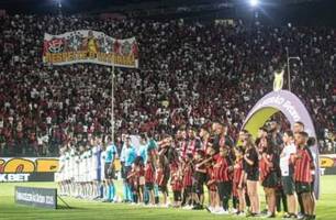 Torcida do Vitória protesta contra arbitragem e CBF antes de jogo