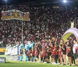 Torcida do Vitória protesta contra arbitragem e CBF antes de jogo
