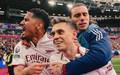 Trossard comemora com os companheiros o importante gol que garantiu mais uma vitoria do Arsenal (Foto: Divulgacao / Arsenal