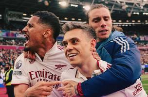 Trossard comemora com os companheiros o importante gol que garantiu mais uma vitoria do Arsenal (Foto: Divulgacao / Arsenal)