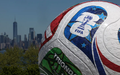 Uma bola de futebol inflável Trionda, a bola oficial da Copa do Mundo FIFA de 2026. (Foto: REUTERS/Shannon Stapleton