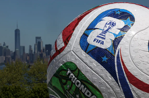 Uma bola de futebol inflável Trionda, a bola oficial da Copa do Mundo FIFA de 2026. (Foto: REUTERS/Shannon Stapleton)
