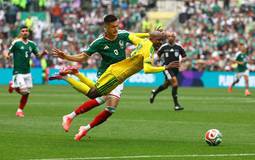 México vence África do Sul em estreia com três expulsões