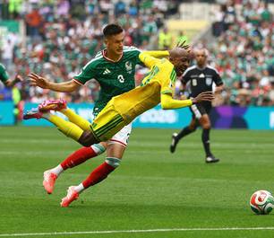 México vence África do Sul em estreia com três expulsões