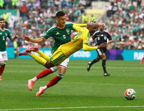 México vence África do Sul em estreia com três expulsões