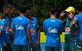 Ancelotti conversa com alguns titulares durante treino da Selecao nesta terca-feira, depois de vitoria contra o Japao. (Foto: Reproducao/TV Globo