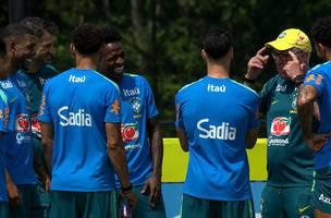 Ancelotti conversa com alguns titulares durante treino da Selecao nesta terca-feira, depois de vitoria contra o Japao. (Foto: Reproducao/TV Globo)