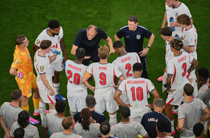 AP (Foto: O técnico Thomas Tuchel conversa com os jogadores da seleção inglesa)