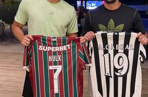 Arthur Cabral e Hulk trocam camisas (Foto: Reproducao / Instagram @arthurcabral9)