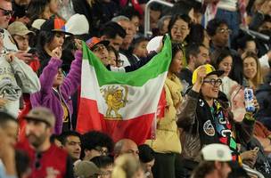 Bandeira iraniana pre-Revolucao Islamica em jogo Austria x Jordania (Foto: IMAGN IMAGES via Reuters/Darren Yamashita)