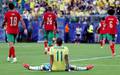 Brazil's forward #11 Raphinha sits on the ground during the 2026 World Cup Group C football match between Brazil and Morocco at the New York/New Jersey Stadium in East Rutherford on June 13, 2026. (Foto: TIMOTHY A. CLARY / AFP
