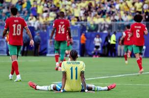 Brazil's forward #11 Raphinha sits on the ground during the 2026 World Cup Group C football match between Brazil and Morocco at the New York/New Jersey Stadium in East Rutherford on June 13, 2026. (Foto: TIMOTHY A. CLARY / AFP)