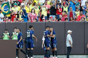 Bruno Guimaraes comemora com o experiente Casemiro o gol marcado no amistoso entre Brasil e Egito (Foto: Rafael Ribeiro / CBF)