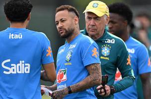 Carlo Ancelotti e Neymar, em treino da Selecao (Foto: Mauro Pimentel/AFP)
