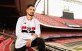 Cicinho com novo uniforme do Sao Paulo. (Foto: Divulgacao
