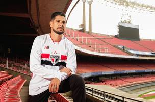Cicinho com novo uniforme do Sao Paulo. (Foto: Divulgacao)