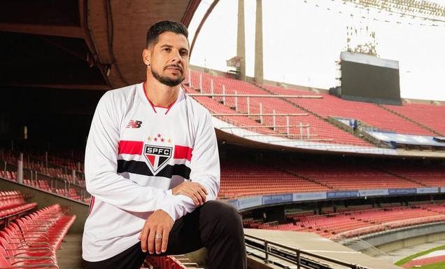 São paulo relança camisas de manga longa para torcedores