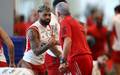 Cumprimento de Gabigol e Tite durante treino no Ninho do Urubu (Foto: Gilvan de Souza/Flamengo