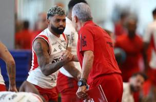 Cumprimento de Gabigol e Tite durante treino no Ninho do Urubu (Foto: Gilvan de Souza/Flamengo)