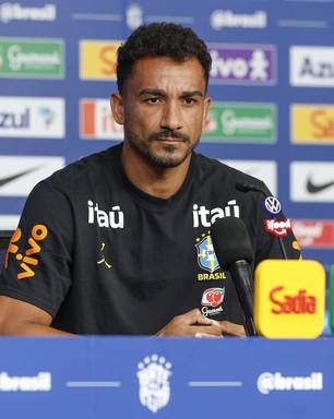 Danilo prega paciência com Neymar e evita pressão por retorno