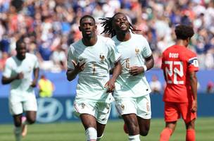 Dembele marcou tres vezes em goleada da Franca (Foto: FRANCK FIFE / AFP)