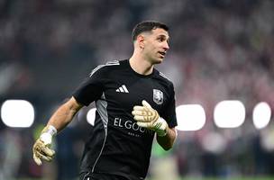 Dibu Martinez esta na mira da Juventus (Foto: Yasin Akgul / AFP)